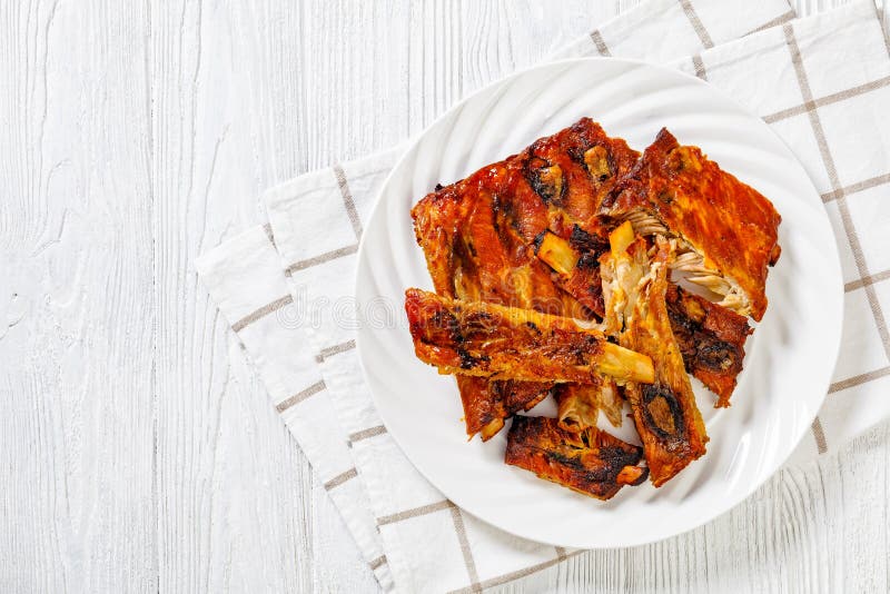 Far cadere le costole cotte del forno osseo immagine stock libera da diritti