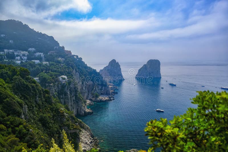 Vista do arco de rocha natural com o mar ao fundo. enquadramento vertical.  ilha de capri, itália.