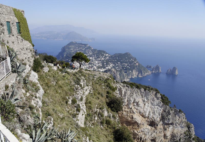 Download Faraglioni capri στοκ εικόνες. εικόνα από ύδωρ, νησί, τοπίο - 1528214