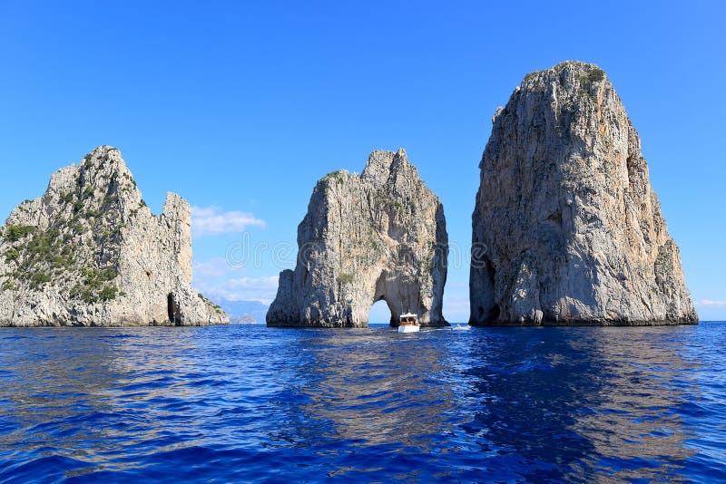 Faraglioni - trois roches célèbres, île de Capri - l'Italie photographie stock Faraglioni - trois roches célèbres, île de Capri - l'Italie photographie stock