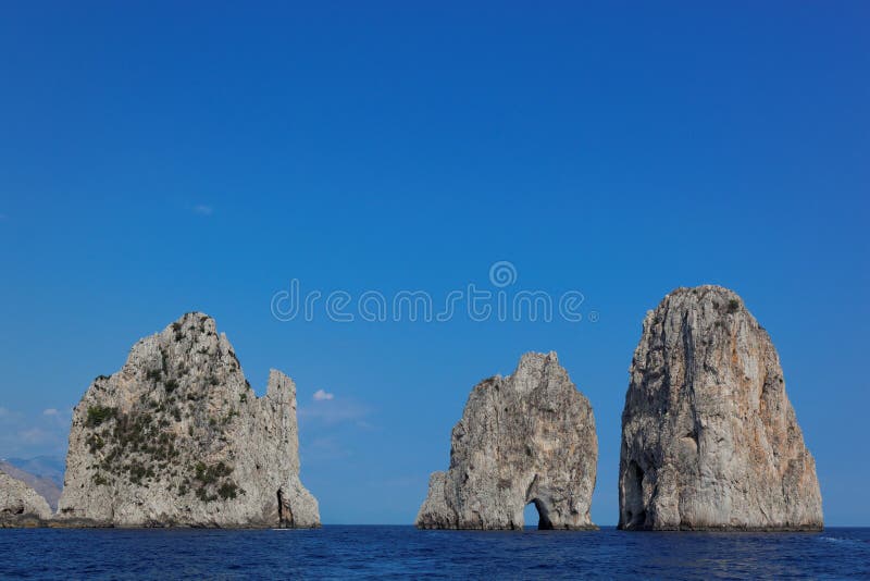 Faraglioni vaggar på den Capri ön, medelhavet, Italien royaltyfria foton Faraglioni vaggar på den Capri ön, medelhavet, Italien royaltyfria foton