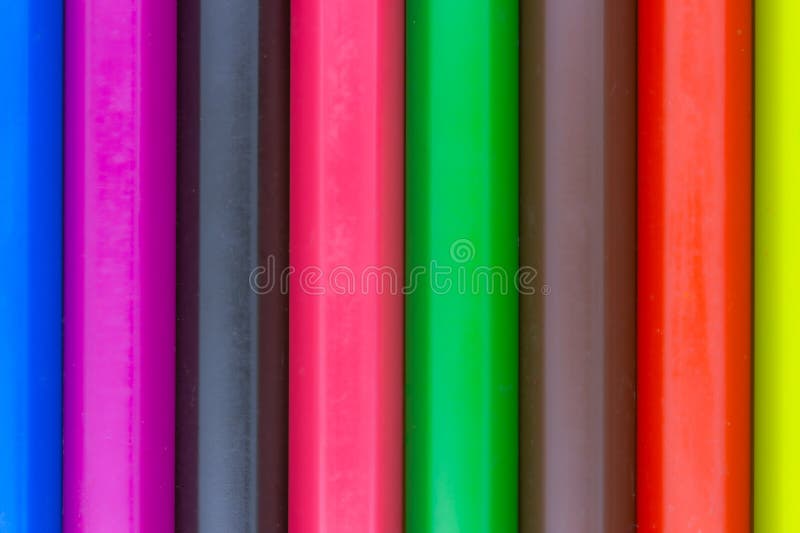 Farbenfrohe Stifte nebeneinander. Dieses Bild zeigt eine Nahansicht einer Reihe farbiger Stifte nebeneinander. Die Farben, die von links nach rechts sichtbar sind, sind pink blau, violett, schwarz, grün, braun und orange. die lebendigen Farben und die gepflegte Anordnung machen dieses Bild perfekt für Themen, die mit Kunst, Kreativität und Bildung zusammenhängen