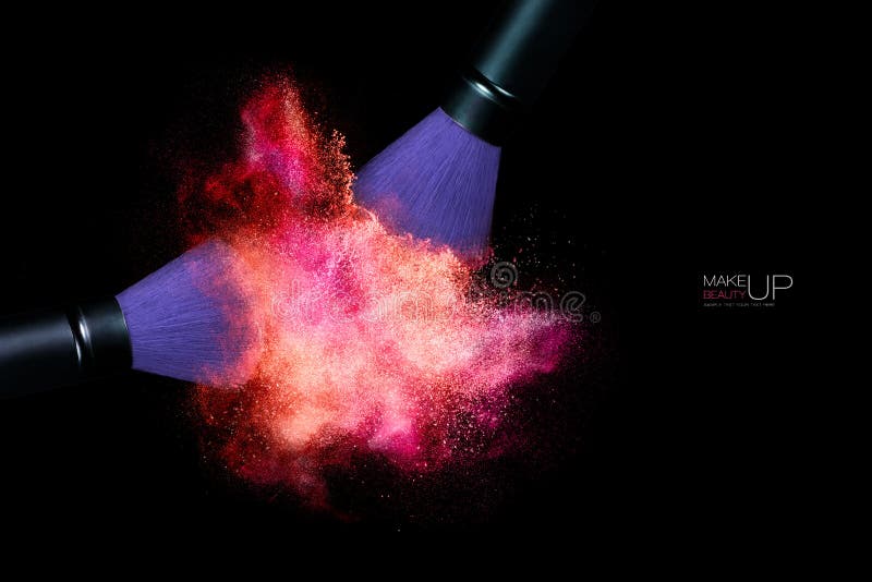 Farbexplosion mit den Make-upbürsten, die Pulver anwenden ein getrennt worden lizenzfreies stockbild Farbexplosion mit den Make-upbürsten, die Pulver anwenden ein getrennt worden lizenzfreies stockbild