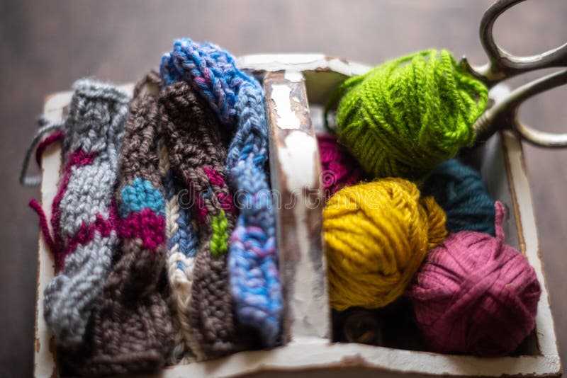 Farbfaden f?r das Stricken, Strickwaren, Weinlesescheren im wei?en Weinlesekasten stockfoto Farbfaden f?r das Stricken, Strickwaren, Weinlesescheren im wei?en Weinlesekasten stockfoto
