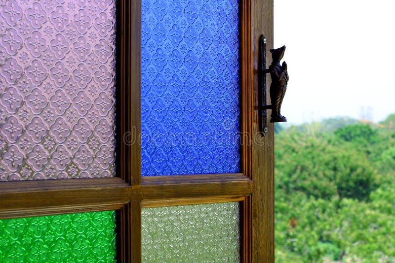 Fenster mit Glasfarbe stockbild. Bild von feld, allee