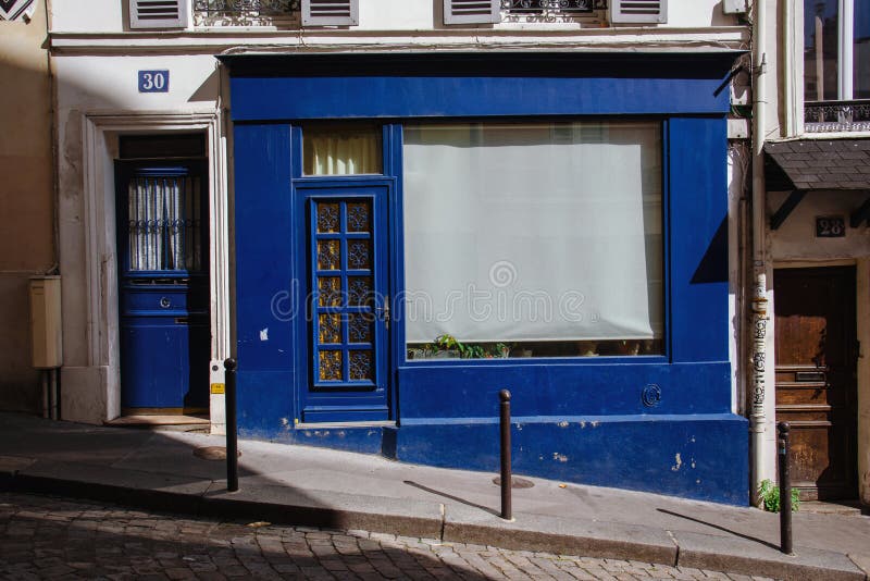 Farbige alte Türen von Montmartre lizenzfreie stockfotografie Farbige alte Türen von Montmartre lizenzfreie stockfotografie