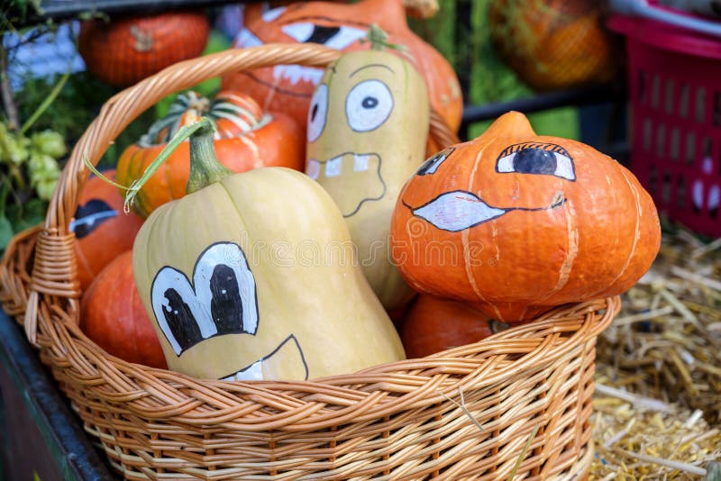 Farbige dekorative Kürbis für Halloween in einem Korb stockfoto Farbige dekorative Kürbis für Halloween in einem Korb stockfoto