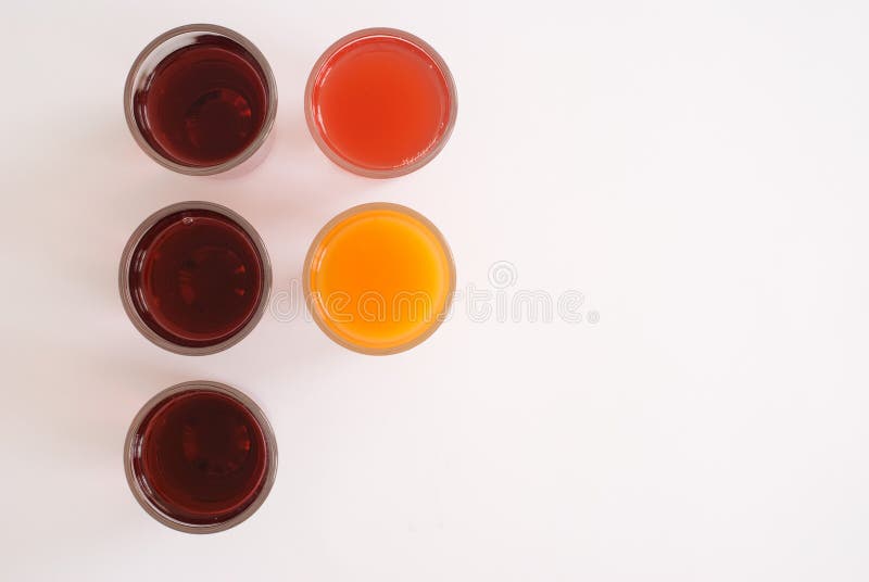Farbige Fruchtsäfte stockbilder