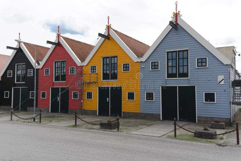 Farbige Häuser, die Niederlande - Zoutkamp stockfotografie Farbige Häuser, die Niederlande - Zoutkamp stockfotografie