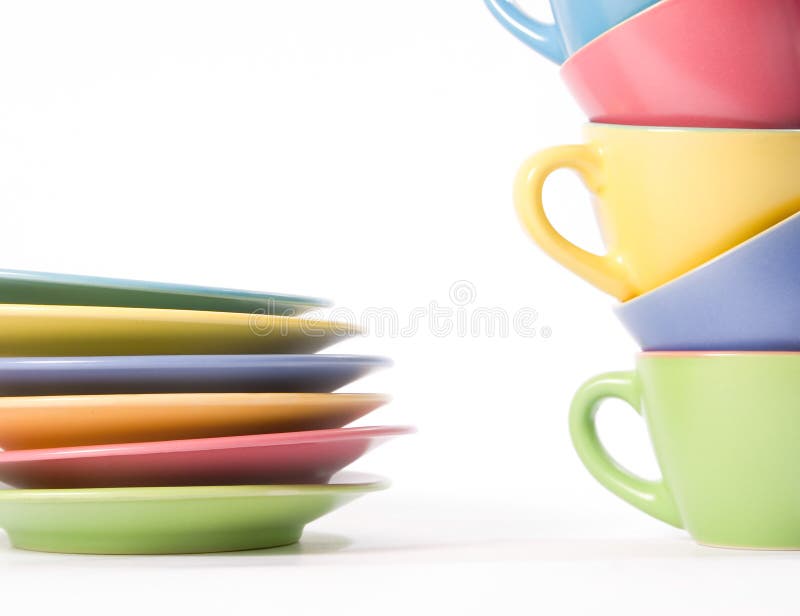 Farbige Kaffeetassen und Teller stockfotografie Farbige Kaffeetassen und Teller stockfotografie
