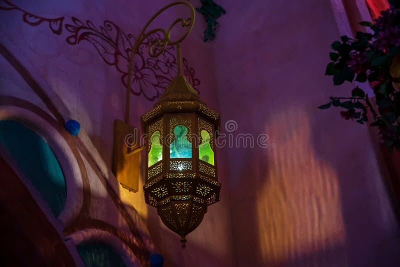Farbige Lampe an der rosa Wand des klassischen Restaurants lizenzfreies stockfoto
