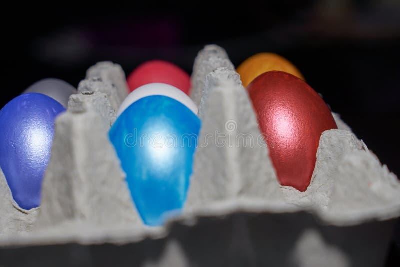 Gefärbte, perlfarbene Eier für Ostern in der Eierschale stockfotos