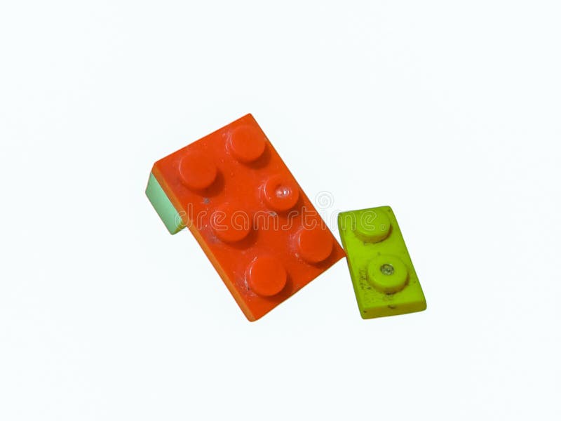 Farbige Plastikbausteine aus orangefarbenem und grünem Spielzeug isoliert auf weißem Hintergrund. stock abbildung