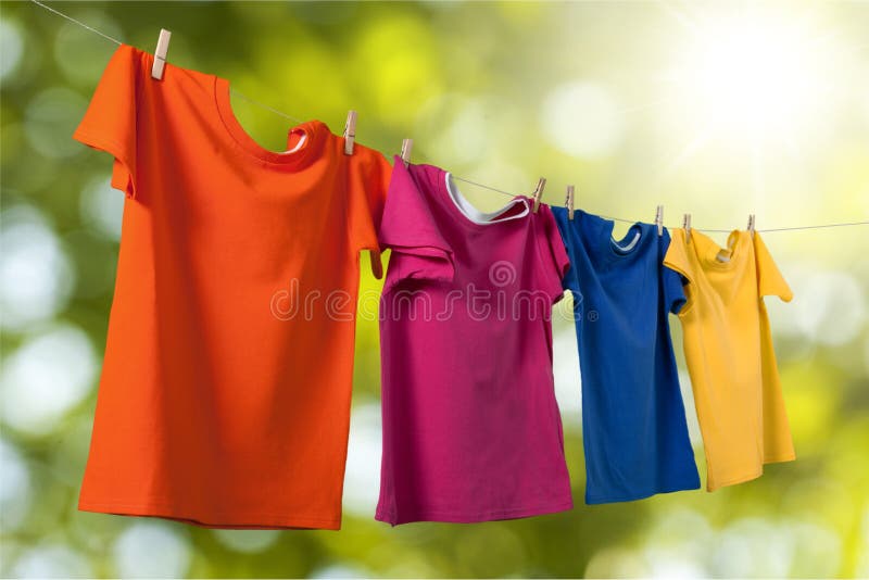 Farbige T-Shirts lizenzfreies stockbild