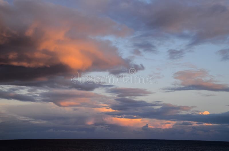 Farbige Wolken bei Sonnenuntergang lizenzfreies stockfoto Farbige Wolken bei Sonnenuntergang lizenzfreies stockfoto