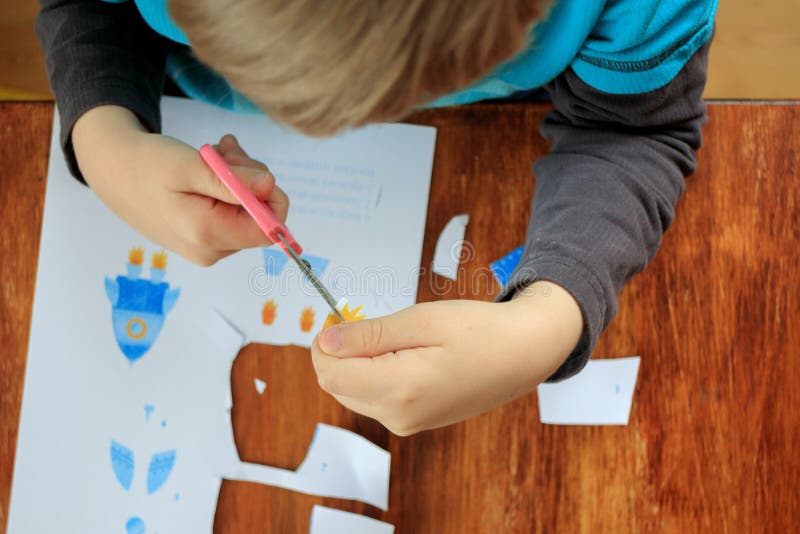Farbiges Papier des netten Kleinkindausschnitts mit Scheren zu Hause, Draufsicht stockfotos Farbiges Papier des netten Kleinkindausschnitts mit Scheren zu Hause, Draufsicht stockfotos