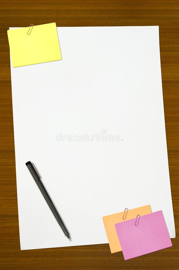 Farbiges Protokoll und weißes unbelegtes Anmerkungspapier lizenzfreie stockfotografie Farbiges Protokoll und weißes unbelegtes Anmerkungspapier lizenzfreie stockfotografie