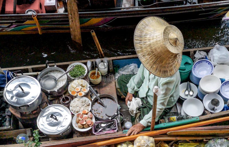 Farbiges thailändisches Lebensmittel in sich hin- und herbewegendem Markt, Lebensmittelverkäufer in Thailand, typischer thailändi stockfotos Farbiges thailändisches Lebensmittel in sich hin- und herbewegendem Markt, Lebensmittelverkäufer in Thailand, typischer thailändi stockfotos