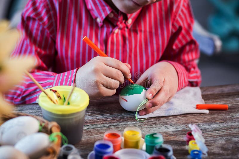 Farbtoneier für eastertime zu Hause Fröhliche Ostern! Eine Mutter und stockfotos Farbtoneier für eastertime zu Hause Fröhliche Ostern! Eine Mutter und stockfotos