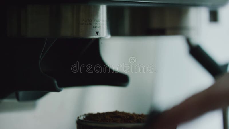 Farce de broyeur café torréfié de la machine à café. café pressé dans le porte-corne
