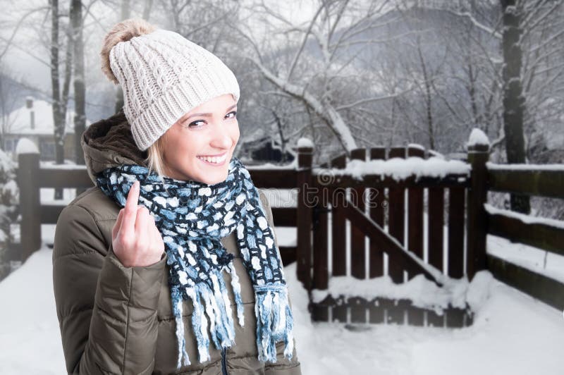 Fare femminile attraente allegro prossimo qui gesture fotografie stock libere da diritti Fare femminile attraente allegro prossimo qui gesture fotografie stock libere da diritti