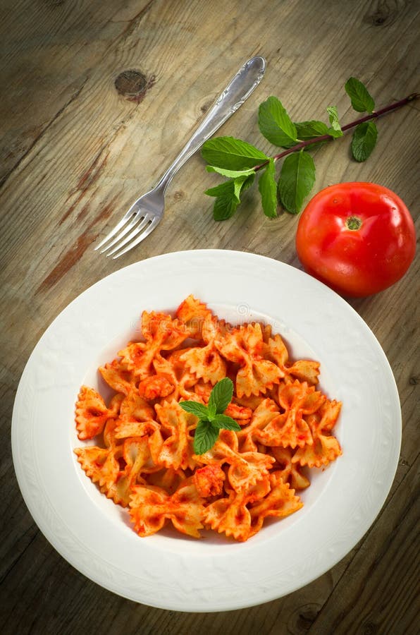 Farfalle Mit Tomate Und Garnelen Stockbild - Bild von küche, essen ...