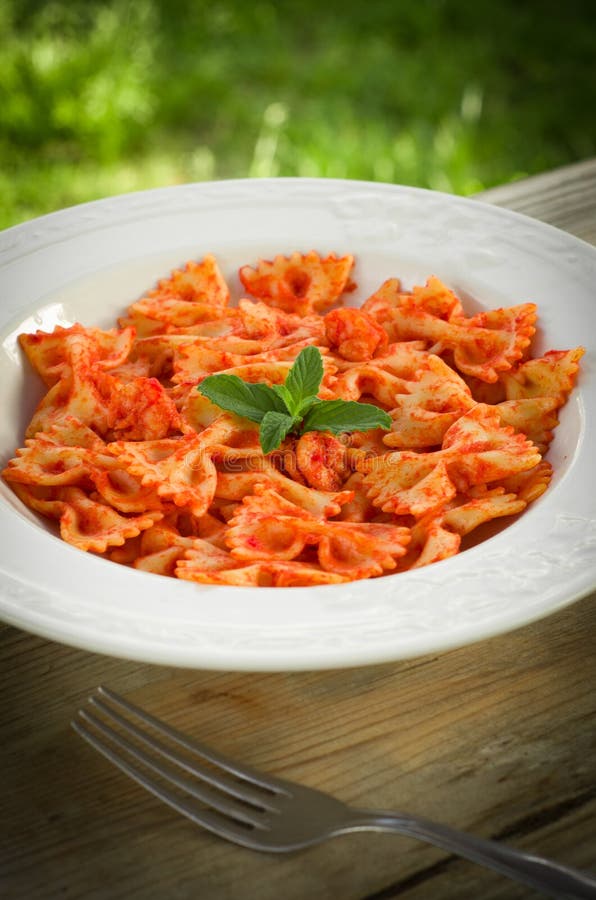 Farfalle Mit Tomate Und Garnelen Stockbild - Bild von italienisch, reif ...