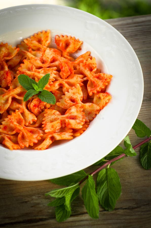 Farfalle Mit Tomate Und Garnelen Stockfoto - Bild von reif, nahrung ...