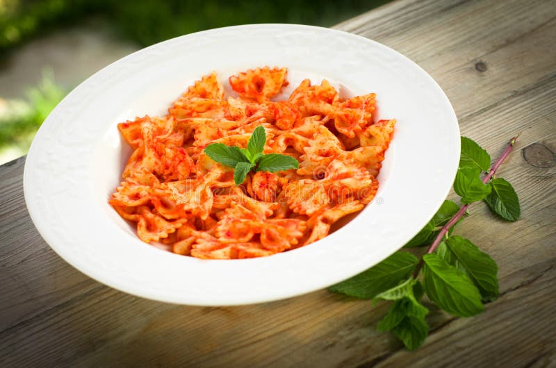 Farfalle Mit Tomate Und Garnelen Stockfoto - Bild von minze, rezept ...