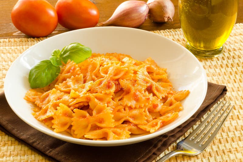 Farfalle mit Tomatensauce stockfoto. Bild von essen, gaststätte - 37283174