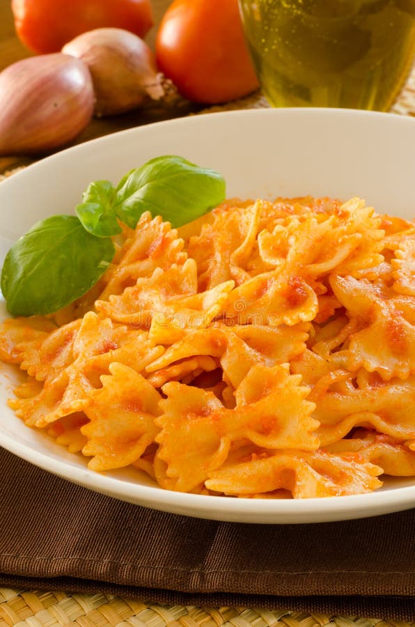 Farfalle Mit Tomate Und Garnelen Stockfoto - Bild von mittagessen ...