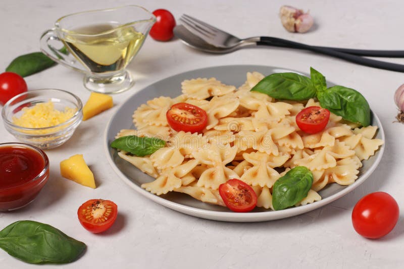 Farfalle Teigwaren Mit Kirschtomaten-Tomatensauce Und Basilikum Auf ...