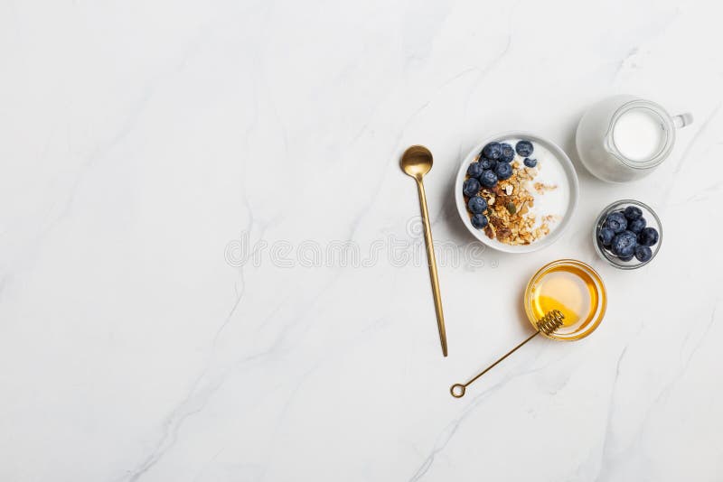 Farina d'avena dello spazio libero con latte, i mirtilli ed il miele fotografie stock Farina d'avena dello spazio libero con latte, i mirtilli ed il miele fotografie stock