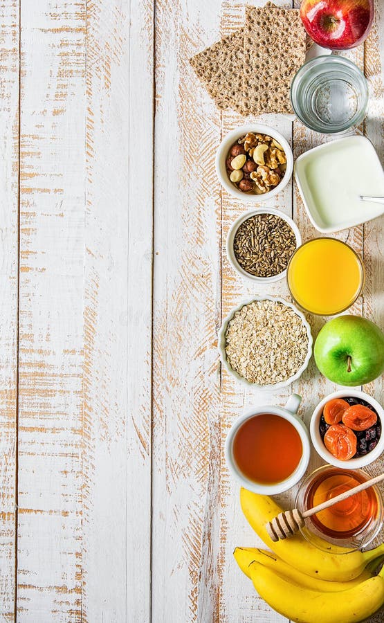 Farina d'avena sana Honey Fruits Apples Banana Orange Juice Water Green Tea Nuts della prima colazione di fonte della fibra alime immagine stock libera da diritti Farina d'avena sana Honey Fruits Apples Banana Orange Juice Water Green Tea Nuts della prima colazione di fonte della fibra alime immagine stock libera da diritti