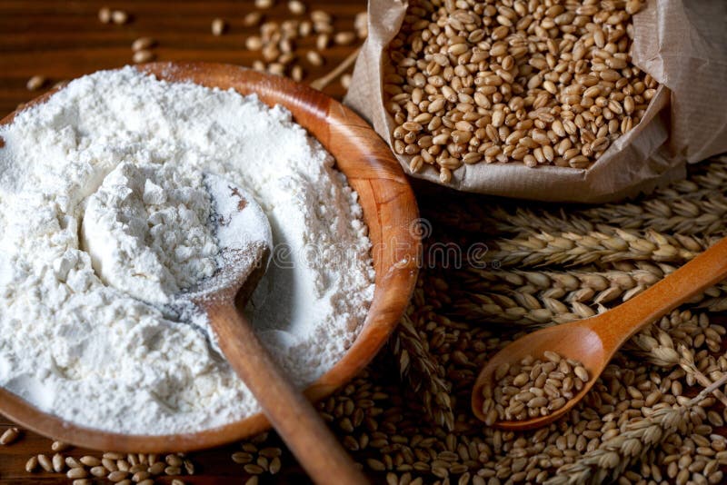 Farina e grano sulla tavola del ` s del panettiere