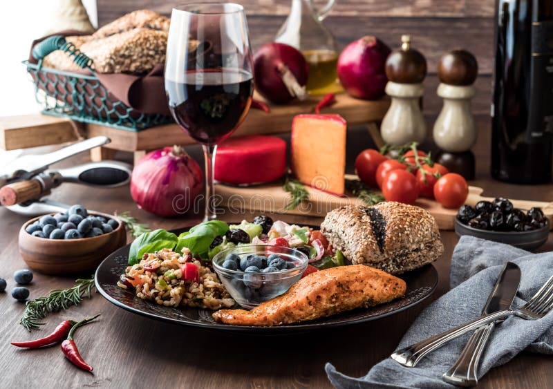 Farina mediterranea, compresa l'insalata greca, sette insalate di granella, salmone e mirtilli concetto dietetico mediterraneo