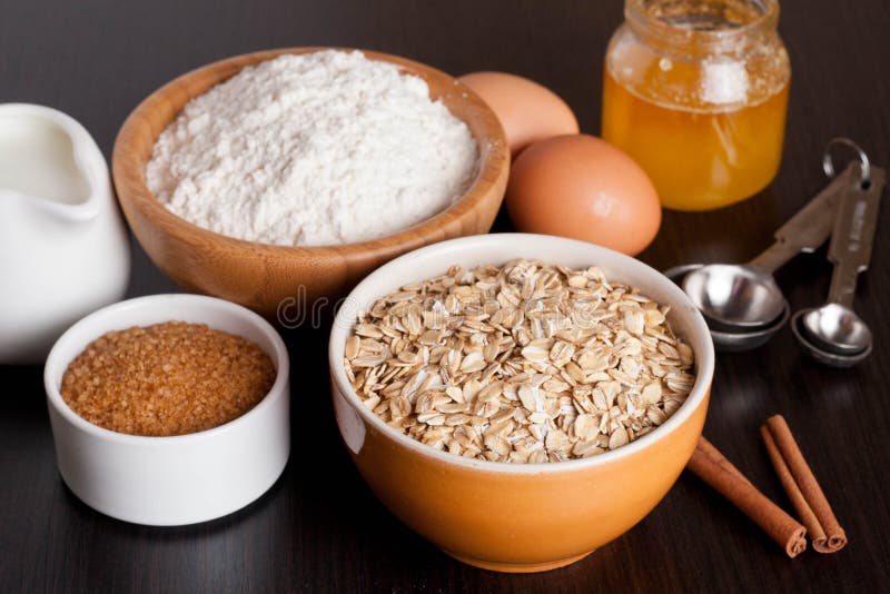 Farine d'avoine, farine, lait et oeufs photo stock Farine d'avoine, farine, lait et oeufs photo stock