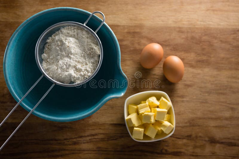 Farine dans le teinturier avec les oeufs et le fromage images stock Farine dans le teinturier avec les oeufs et le fromage images stock