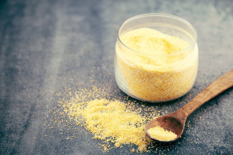 Farine de maïs jaune dans un pot en verre sur une table rustique Ingrédients pour la préparation d'un Polenta traditionnel italie photographie stock Farine de maïs jaune dans un pot en verre sur une table rustique Ingrédients pour la préparation d'un Polenta traditionnel italie photographie stock