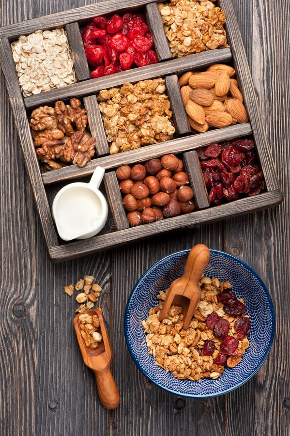 Farinha de aveia saudável do granola de Muesli do café da manhã com porcas, leite e frutos secados Vista superior fotografia de stock royalty free Farinha de aveia saudável do granola de Muesli do café da manhã com porcas, leite e frutos secados Vista superior fotografia de stock royalty free