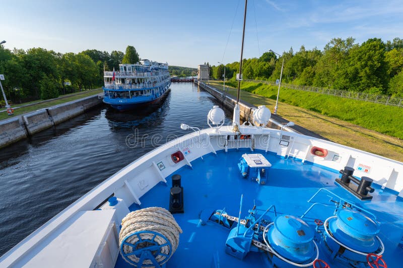 Farledssegel längs moskopkanalen arkivfoton