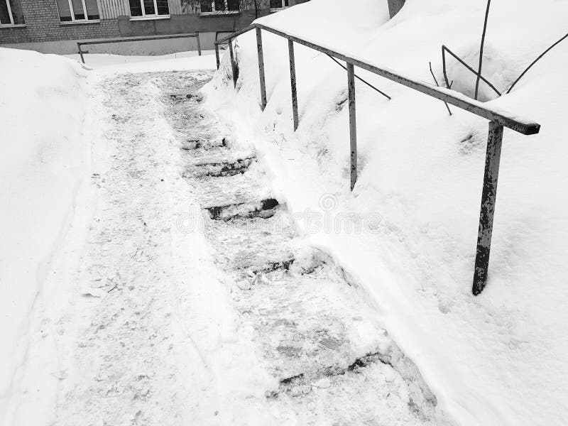 Farlig hal trappa och gammal ledstång i vinter arkivbilder Farlig hal trappa och gammal ledstång i vinter arkivbilder