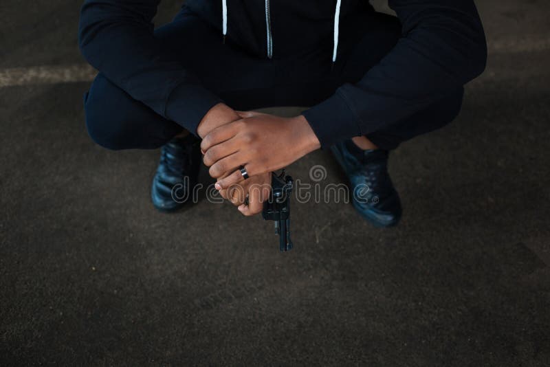 Farlig härdad brottslig squatting arkivbild Farlig härdad brottslig squatting arkivbild