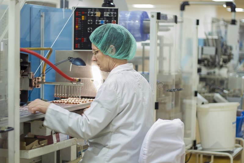 Farmaceutisk fabriksproduktionslinjearbetare royaltyfria foton Farmaceutisk fabriksproduktionslinjearbetare royaltyfria foton