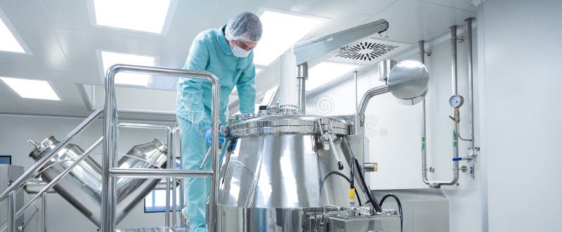Farmaceutyczny fabryczny mężczyzna pracownik w ochronnej odzieży działa linię produkcyjną w bezpłodnych warunkach pracy zdjęcie royalty free Farmaceutyczny fabryczny mężczyzna pracownik w ochronnej odzieży działa linię produkcyjną w bezpłodnych warunkach pracy zdjęcie royalty free