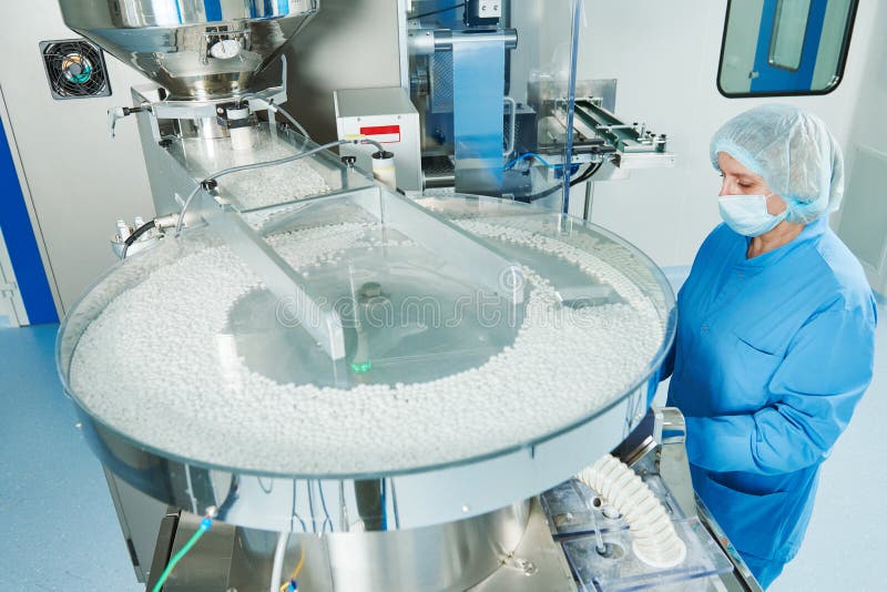 farmaceutyka Farmaceutyczny pracownik pakuje maszynę działa pastylka bąbel fotografia stock farmaceutyka Farmaceutyczny pracownik pakuje maszynę działa pastylka bąbel fotografia stock