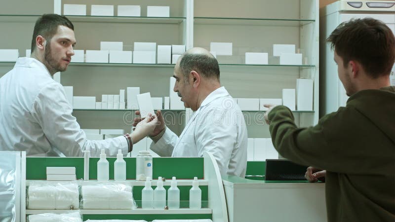 Farmacista e farmacista professionista che lavora in drugstore