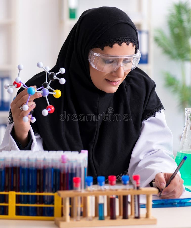 Farmacista femmina in hijab al lavoro in laboratorio immagine stock