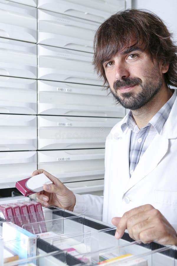 Farmacista maschio al deposito della farmacia fotografia stock libera da diritti Farmacista maschio al deposito della farmacia fotografia stock libera da diritti