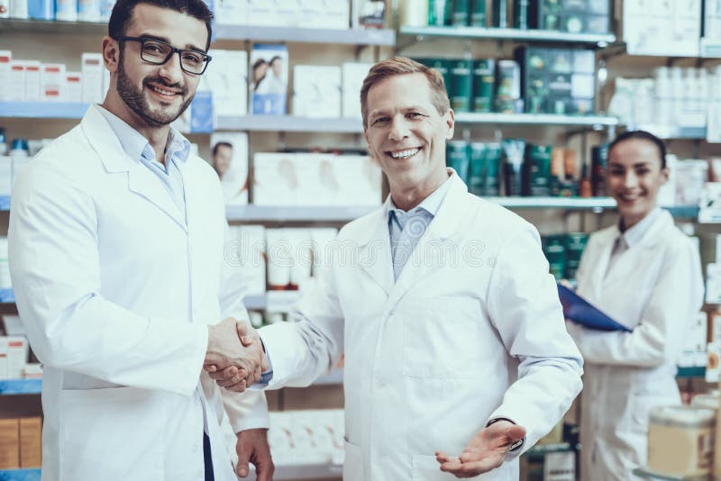 Farmacisti che lavorano nella farmacia fotografie stock libere da diritti Farmacisti che lavorano nella farmacia fotografie stock libere da diritti